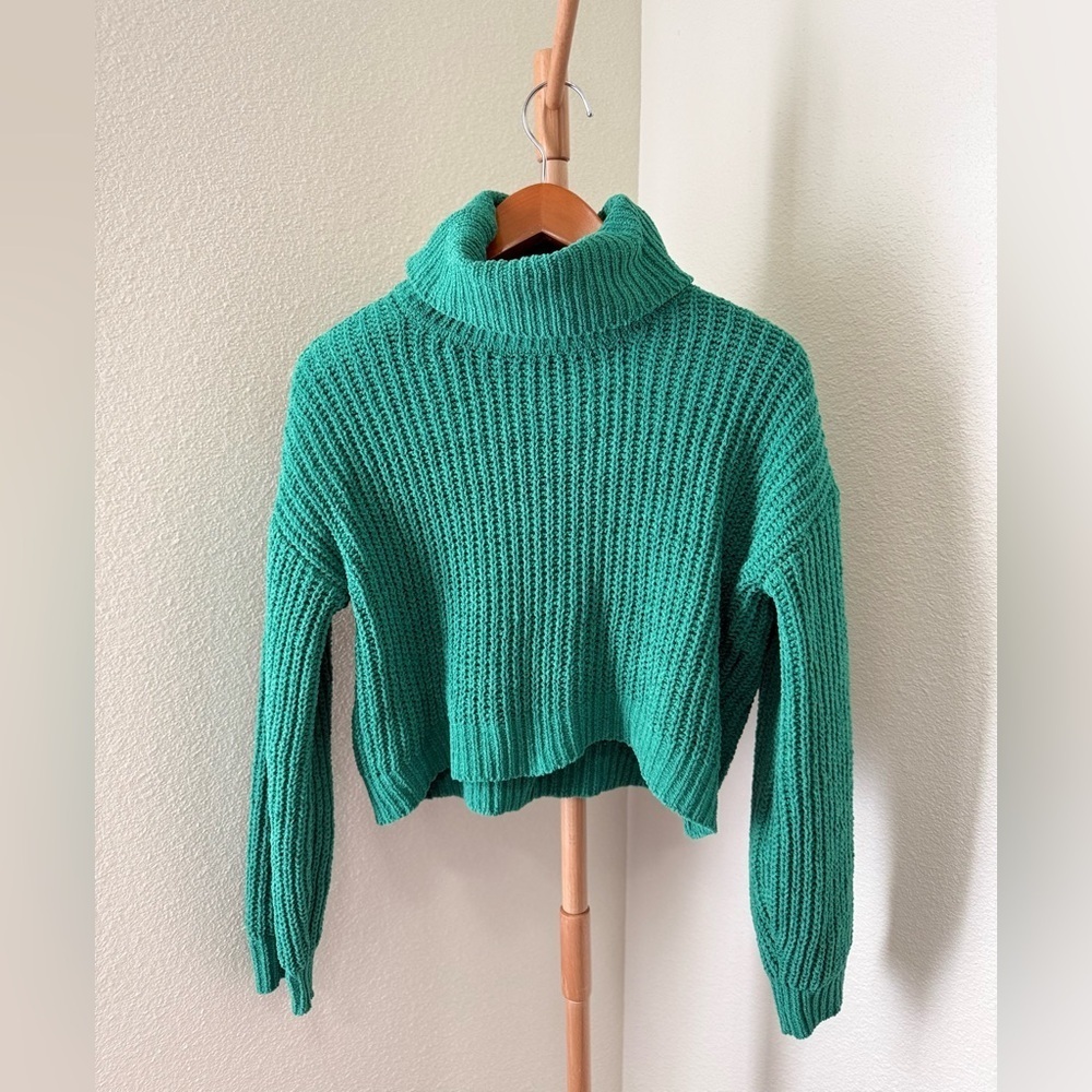 Almost Famous Green Cowl Neck Cropped Sweater Women’s Size Medium